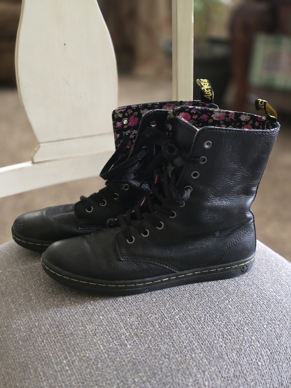 Dr. Martens STARTFORD Black Women's Lace-Up Combat Boots with Floral Lining Sz 9